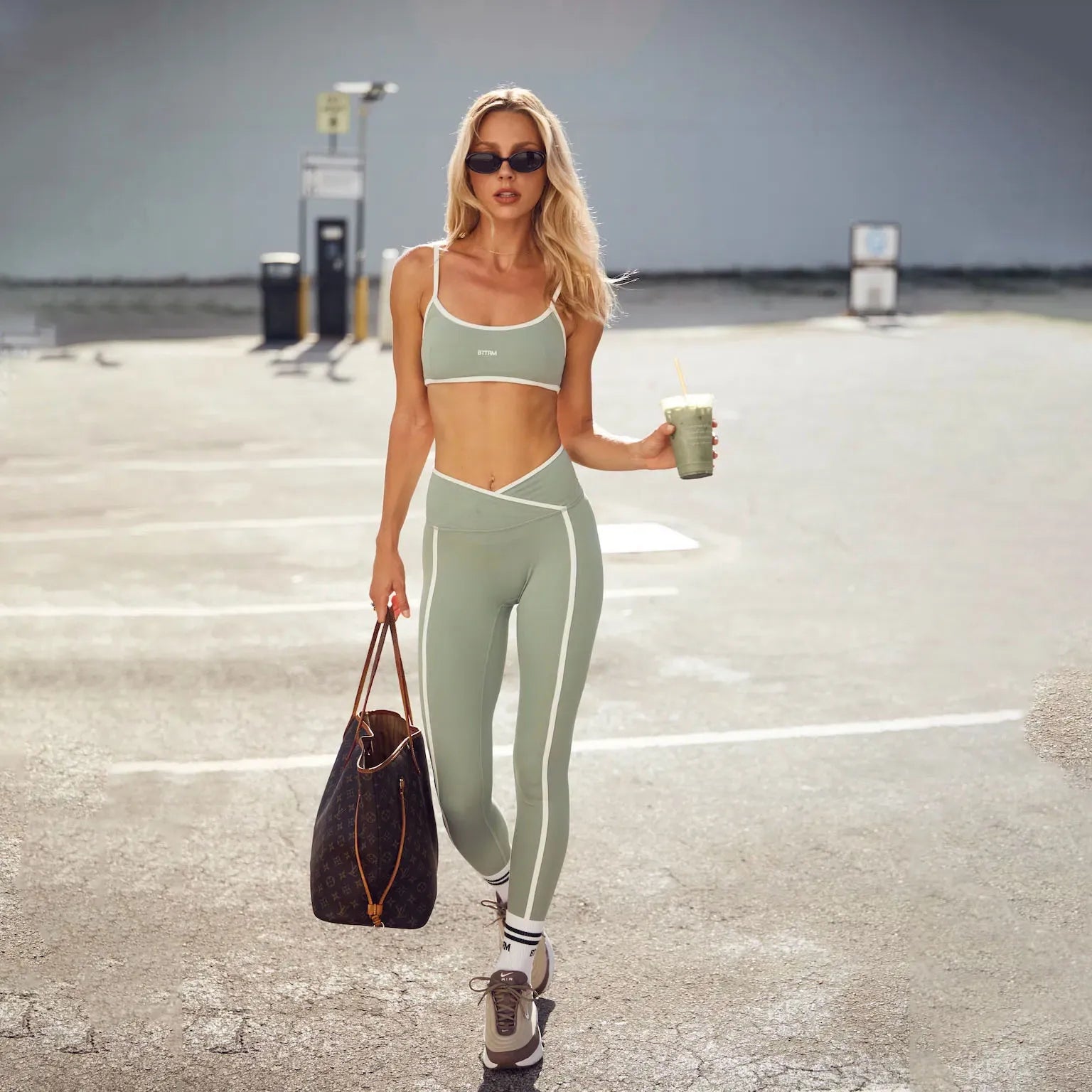 BetterMe Women's Backless Knitted Sports Bra Solid Color  Gym Fitness Top with Chest Cushion Sexy Suspender Yoga Bra